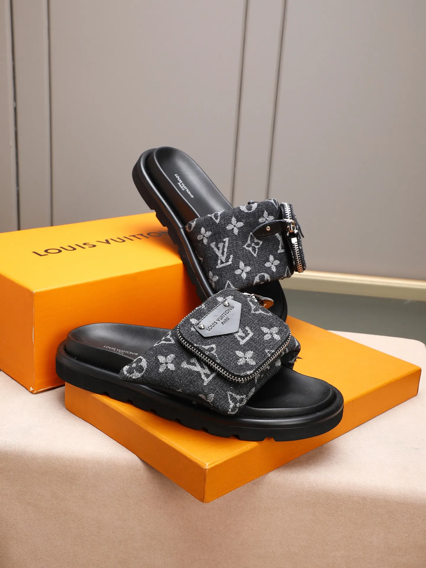 PP400 couple model with drawer box [LOUIS VUITTON] Louis Vuitton, the latest LV official website printed wallet and men's and women's slippers🔥🔥🔥 are now on the market. The drawer box is packed with cloth bags and cards. The upper pattern looks very soft and waxy, and it is a super versatile leg slimming tool. Fabric: Imported denim/down silk cotton embossed, official website pattern printing, lining: water-dyed sheepskin down filling, comfortable to wear, feet: high elastic PU water table. Sole: foam sole, heel height: about 5cm. Size 35-46, 35, 45 and 46 are custom-made and cannot be returned or exchanged. Color: multiple colors available.